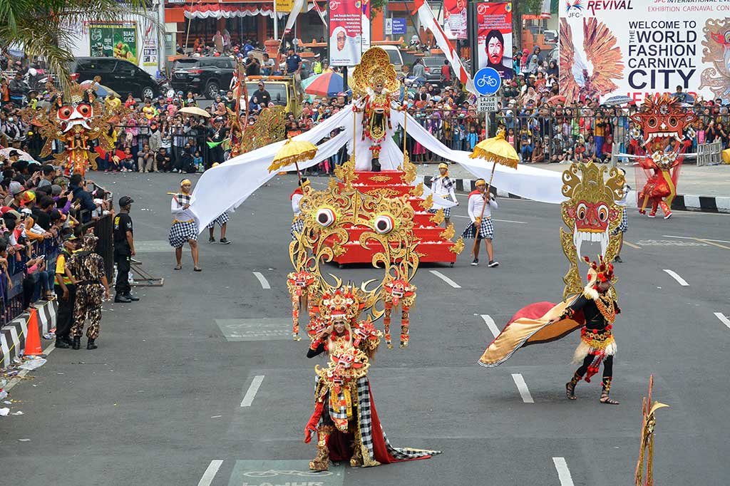 Warna-Warni Busana di Jember Fashion Carnaval