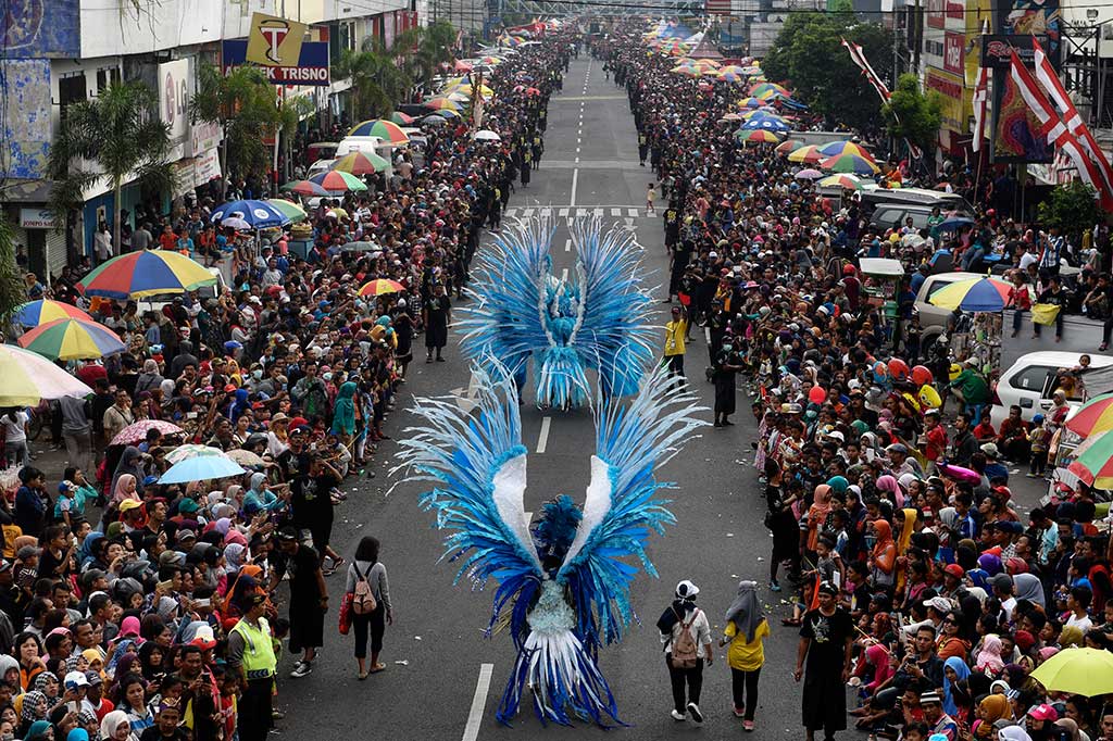 Warna-Warni Busana di Jember Fashion Carnaval