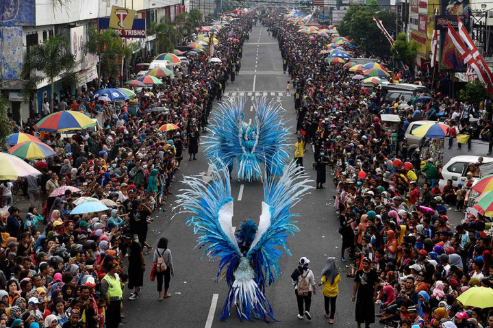 Warna-Warni Busana di Jember Fashion Carnaval