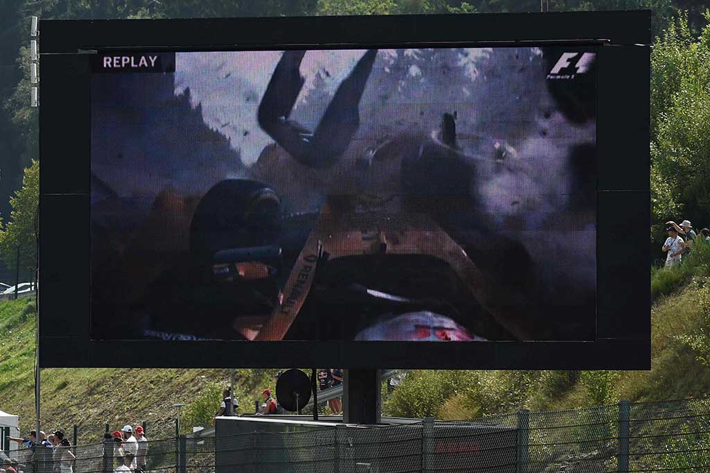 Balapan sempat dihentikan pada fase-fase awal setelah kecelakaan serius yang dialami pembalap Renault Kevin Magnussen. Mobil yang dikendarai Magnussen hancur setelah menabrak tumpukan ban pembatas. Pembalap Denmark itu dibawa ke rumah sakit setelah mengalami luka kecil pada pergelangan kaki kirinya.