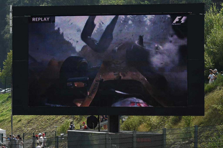 Balapan sempat dihentikan pada fase-fase awal setelah kecelakaan serius yang dialami pembalap Renault Kevin Magnussen. Mobil yang dikendarai Magnussen hancur setelah menabrak tumpukan ban pembatas. Pembalap Denmark itu dibawa ke rumah sakit setelah mengalami luka kecil pada pergelangan kaki kirinya.