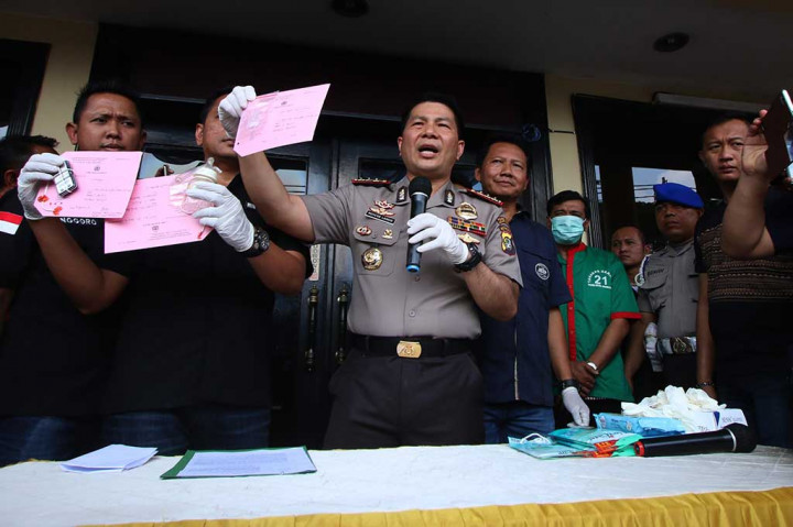 Kapolres Jakarta Barat Kombes Roycke Langie (tengah) menunjukkan sejumlah barang bukti beserta tersangka kasus penyalahgunaan narkotika saat ungkap kasus narkoba di Polres Jakarta Barat, Jakarta, Minggu (28/8/2016).
