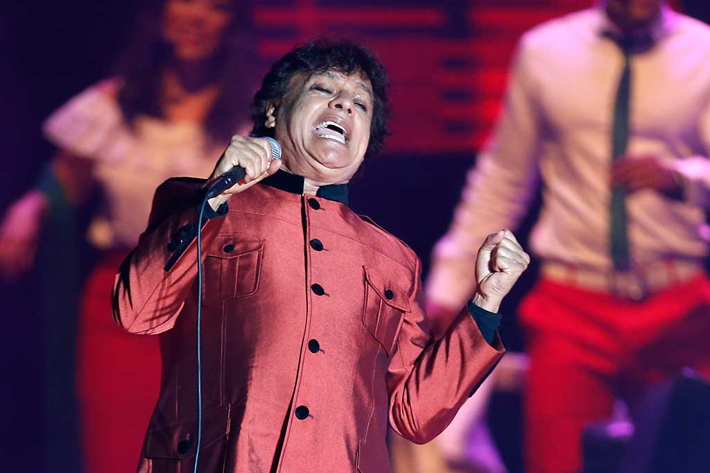 Gabriel, yang hitnya meliputi 'Hasta que te conoci' ('Until I met you') dan 'Asi Fue' ('That's How It Was'), lahir di Paracuaro, negara bagian Michoacan. 