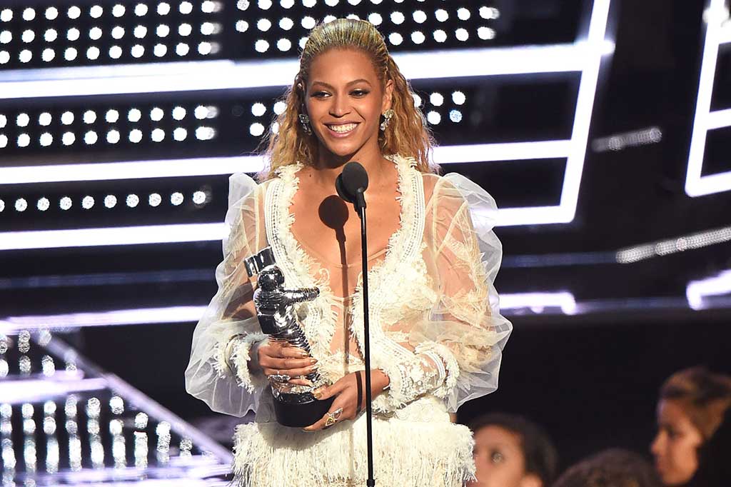 Beyonce meraih penghargaan 'Video of the Year' dengan mengalahkan nominator lainnya yaitu, Adele, Kanye West, Justin Bieber dan Drake.