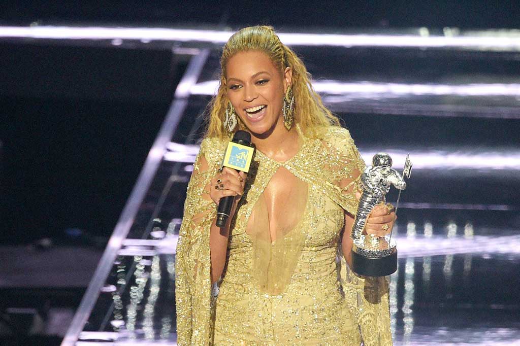 Beyonce juga meraih penghargaan 'Best Female Video' untuk lagu 'Holp Up'.