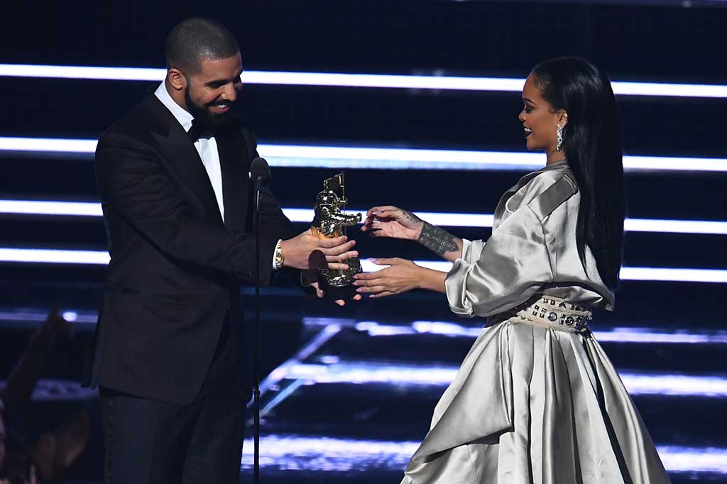 Drake menyerahkan penghargaan Michael Jackson Video Vanguard Award kepada Rihanna.