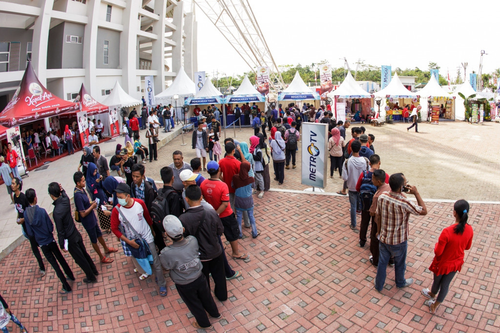 Sejak sore, calon penonton yang mayoritas adalah mahasiswa dan pelajar sudah berdatangan untuk registrasi ulang pendaftaran online mereka.