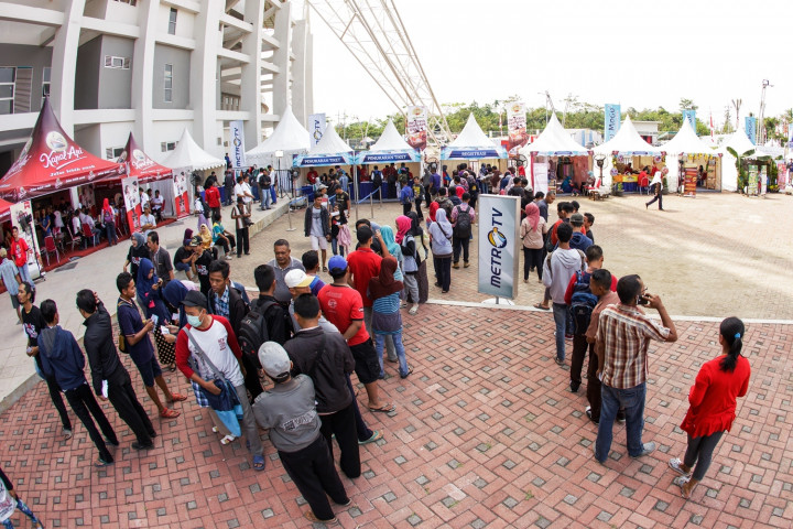 Sejak sore, calon penonton yang mayoritas adalah mahasiswa dan pelajar sudah berdatangan untuk registrasi ulang pendaftaran online mereka.