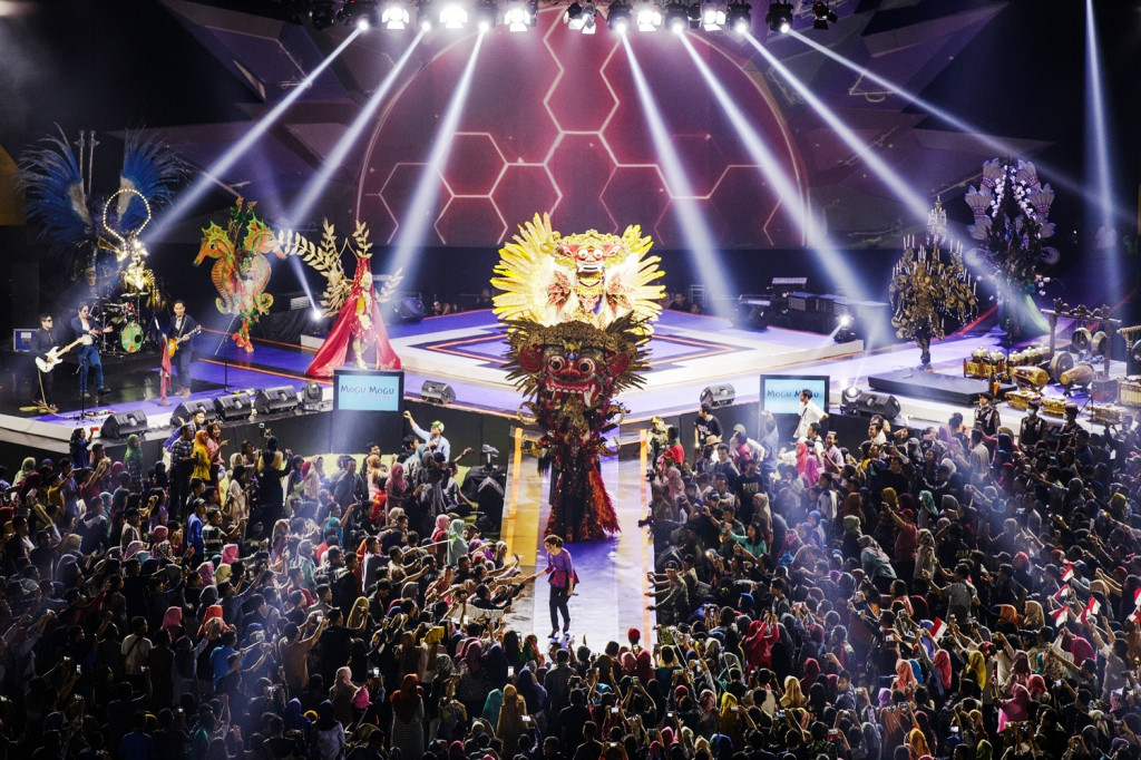 Aura Jember Fashion Carnival yang berlangsung keesokan harinya juga dihadirkan di atas panggung Mata Najwa on Stage.