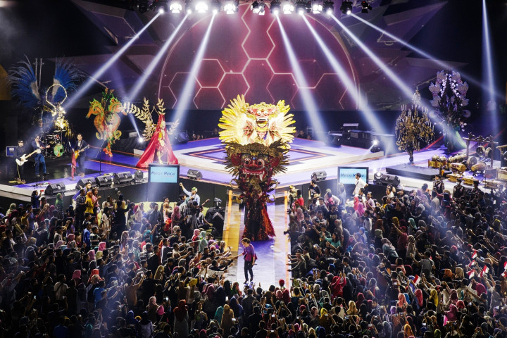Aura Jember Fashion Carnival yang berlangsung keesokan harinya juga dihadirkan di atas panggung Mata Najwa on Stage.