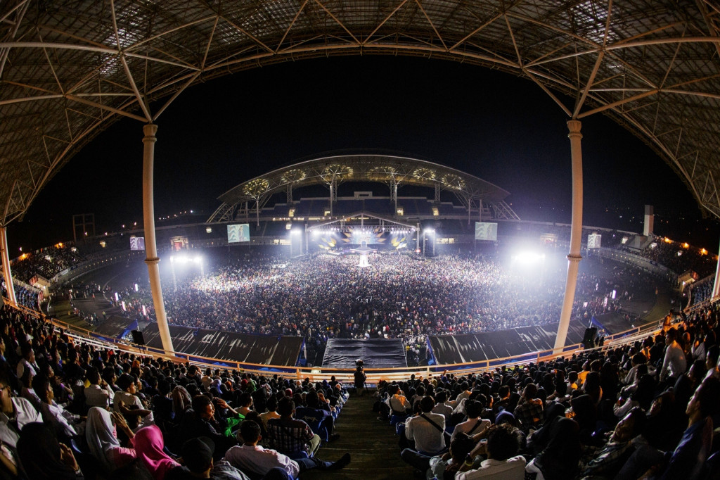 Tempat duduk di tribun Jember Sport Garden penuh terisi penonton yang tidak hanya warga Jember, tapi juga datang dari kota-kota di sekitarnya.