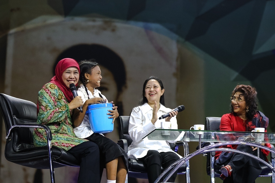 Mensos Khofifah memangku Nadia -siswi kelas 5 SD Jember Lor 2- yang memerankan Khofifah kecil. Pada masa kecilnya, Khofifah berjualan es keliling untuk membantu orang tuanya.