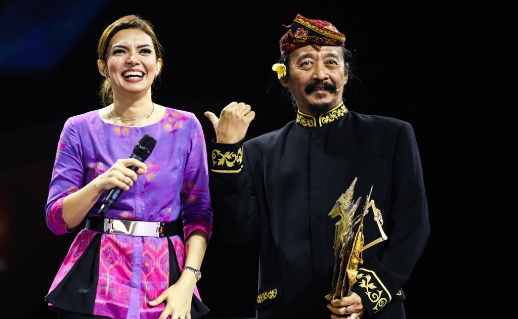 Sudjiwo Tedjo tampil pada bagian akhir acara dengan 'wayangnya' yang khas.