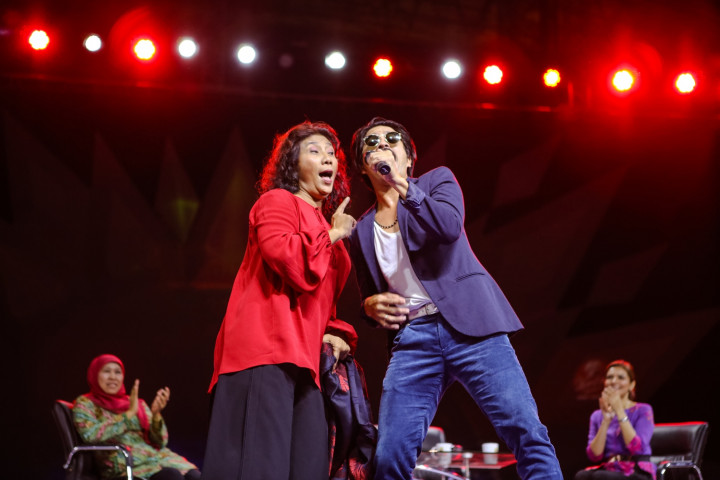 Menteri Susi berduet dengan Ario Wahad Dance Company menyanyikan lagu-lagu Beatles kegemarannya.