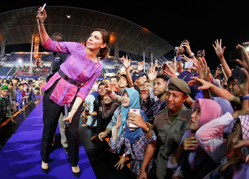 Najwa Shihab berfoto bersama para penonton yang didominasi mahasiswa dan pelajar.