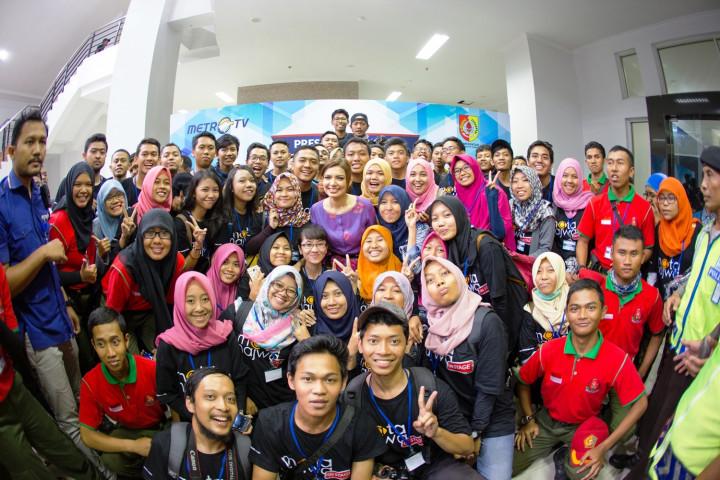 Awak tim pekerja belakang panggung yang mendukung suksesnya acara.