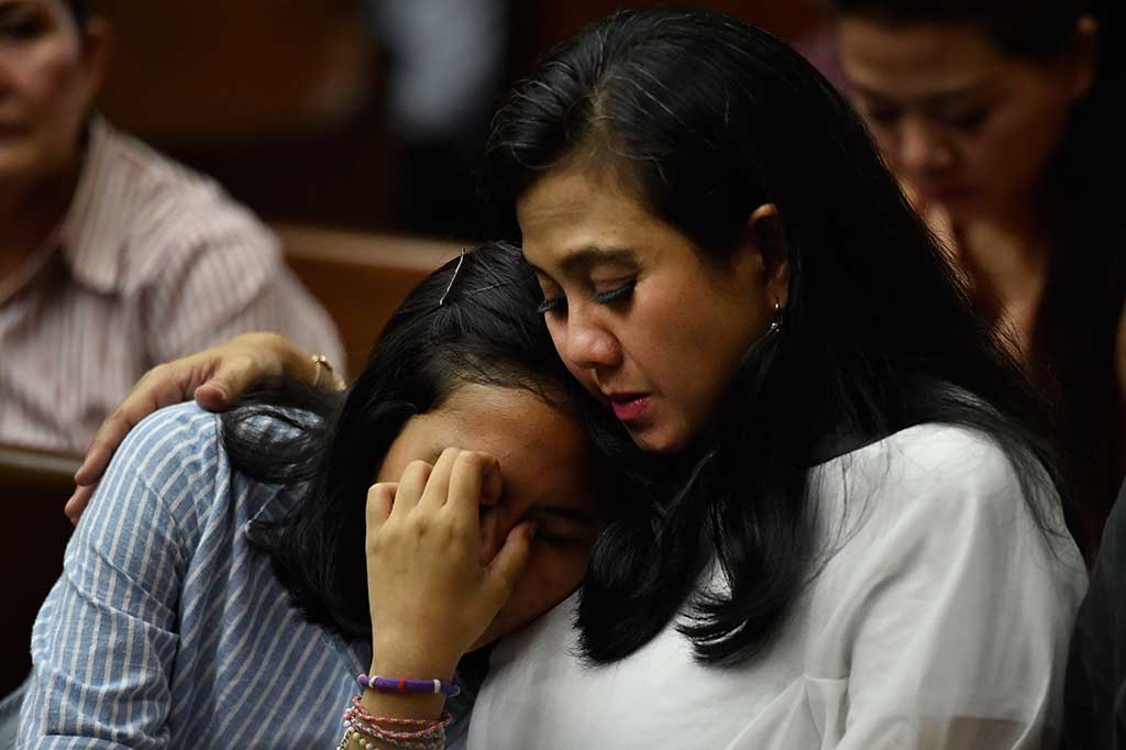 Meski mendapat hukuman tambahan, jaksa menyatakan bahwa Damayanti mendapatkan status 'justice collaborator' atau pelaku yang bekerja sama dengan penegak hukum.