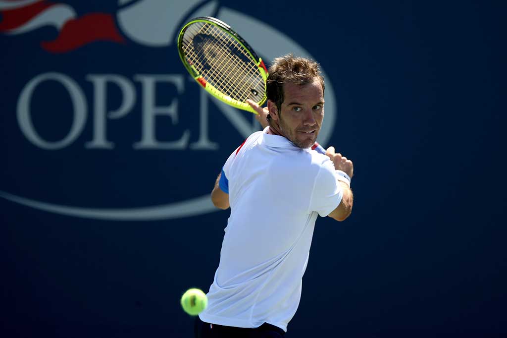 Richard Gasquet melancarkan pukulan ke arah Kyle Edmund.