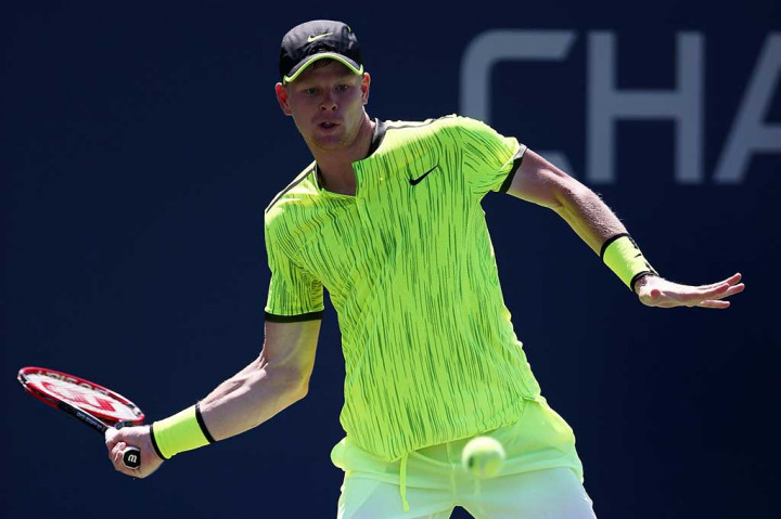 Edmund berusaha mengembalikan bola ke Gasquet.