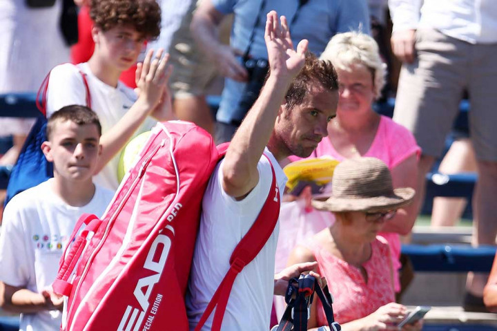 Gasquet melambaikan tangan kepada para penonton saat meninggalkan lapangan.