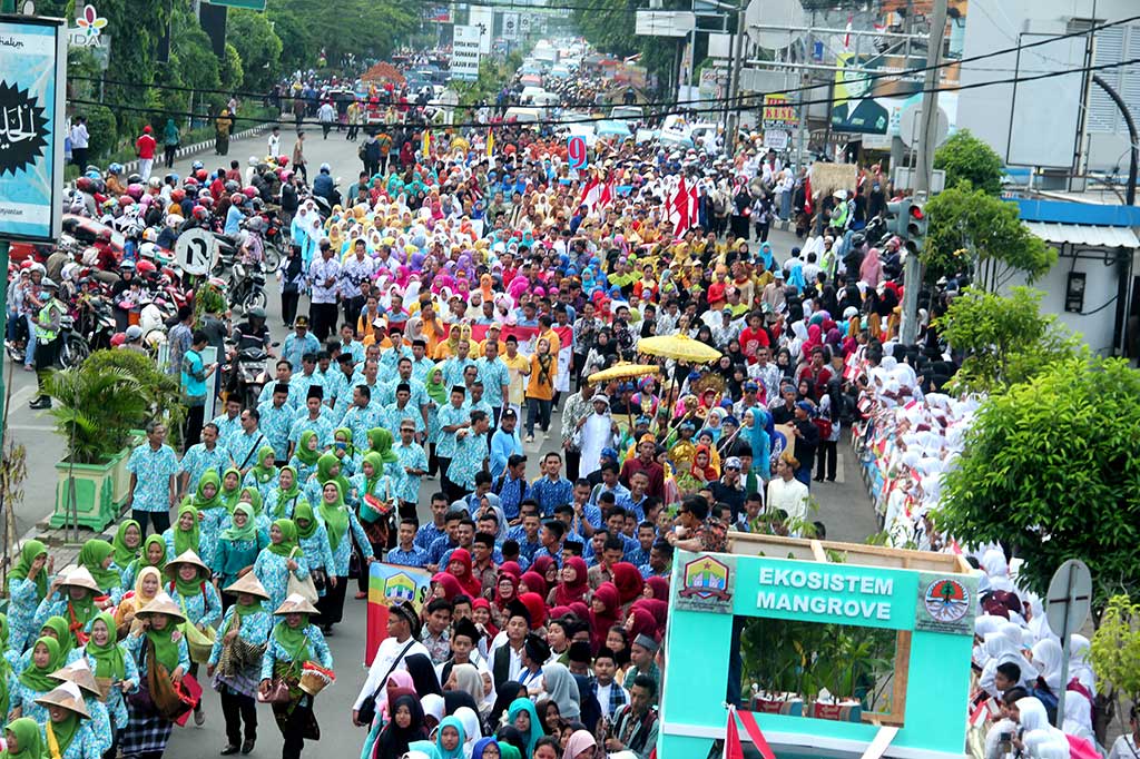 Ratusan peserta mengikuti pawai Festival Hari Lingkungan di Alun-alun Kota Serang, Banten.