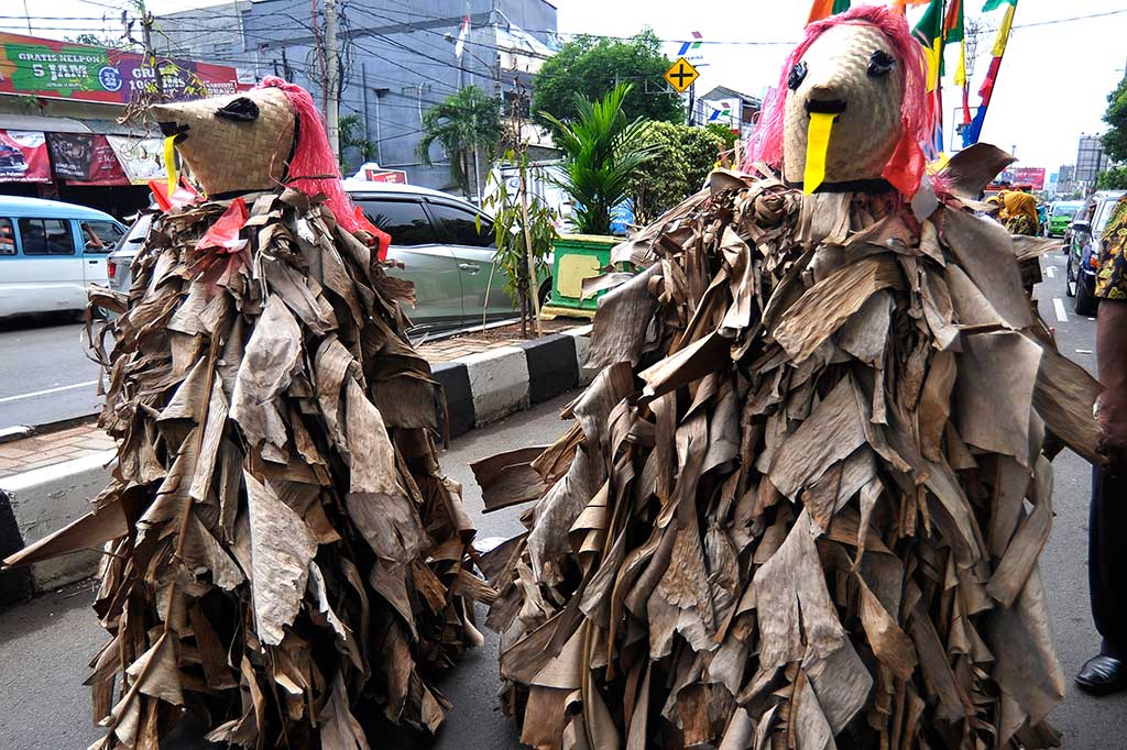 Peserta mengenakan pakaian dari daun pisang saat mengikuti Festival Hari Lingkungan di Alun-alun Kota Serang, Banten.