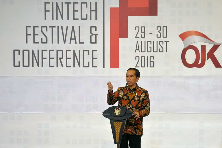 Presiden Joko Widodo memberikan pidato saat membuka acara Indonesia Fintech Festival & Converence 2016 yang diselenggarakan Otoritas Jasa Keuangan (OJK) di ICE BSD, Tangerang.