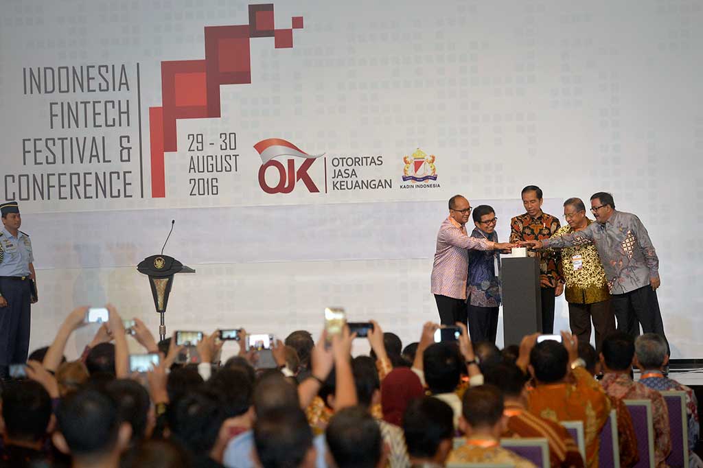 Presiden Jokowi bersama Menko Perekonomian Darmin Nasution (kedua kanan), Ketua Dewan Komisioner Otoritas Jasa Keuangan (OJK) Muliaman D Hadad (kedua kiri), Ketua Umum Kadin Indonesia Rosan Roeslani (kiri), dan Gubernur Banten Rano Karno (kanan) secara simbolis membuka acara Indonesia Fintech Festival & Converence 2016.