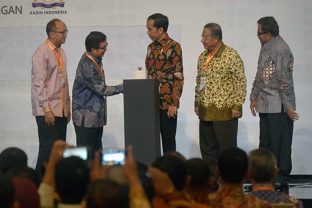 Presiden berjabat tangan dengan Ketua Dewan Komisioner OJK Muliaman D Hadad disaksikan, Menko Perekonomian Darmin Nasution, Ketua Umum Kadin Indonesia Rosan Roeslani, dan Gubernur Banten Rano Karno (kanan) seusai membuka acara Indonesia Fintech Festival & Converence 2016.