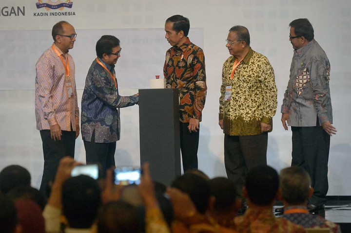 Presiden berjabat tangan dengan Ketua Dewan Komisioner OJK Muliaman D Hadad disaksikan, Menko Perekonomian Darmin Nasution, Ketua Umum Kadin Indonesia Rosan Roeslani, dan Gubernur Banten Rano Karno (kanan) seusai membuka acara Indonesia Fintech Festival & Converence 2016.