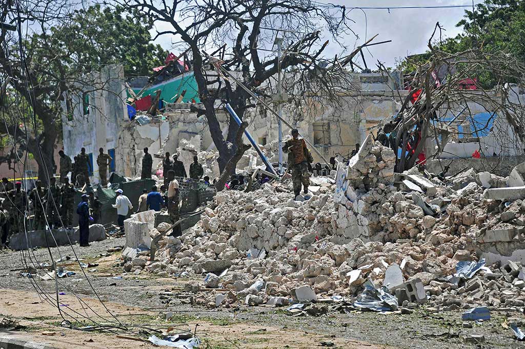 Suasana pascaserangan bom  bunuh diri di luar kawasan Istana Kepresidenan Somalia di Mogadishu.