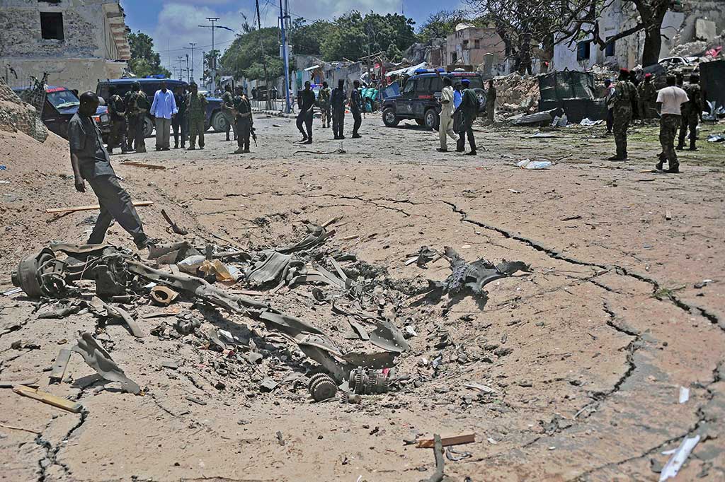 Pelaku mengendarai sebuah mobil sarat bahan peledak, meledakkan diri di luar sebuah hotel dekat dengan istana Kepresidenan Somalia.