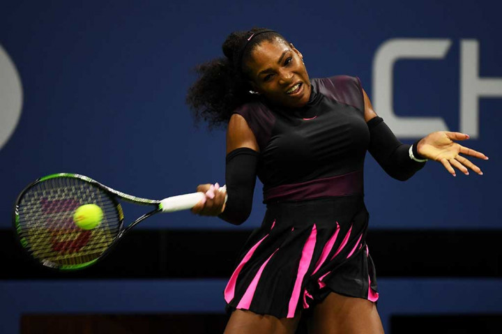 Serena Williams melancarkan pukulan ke arah Ekaterina Makarova.