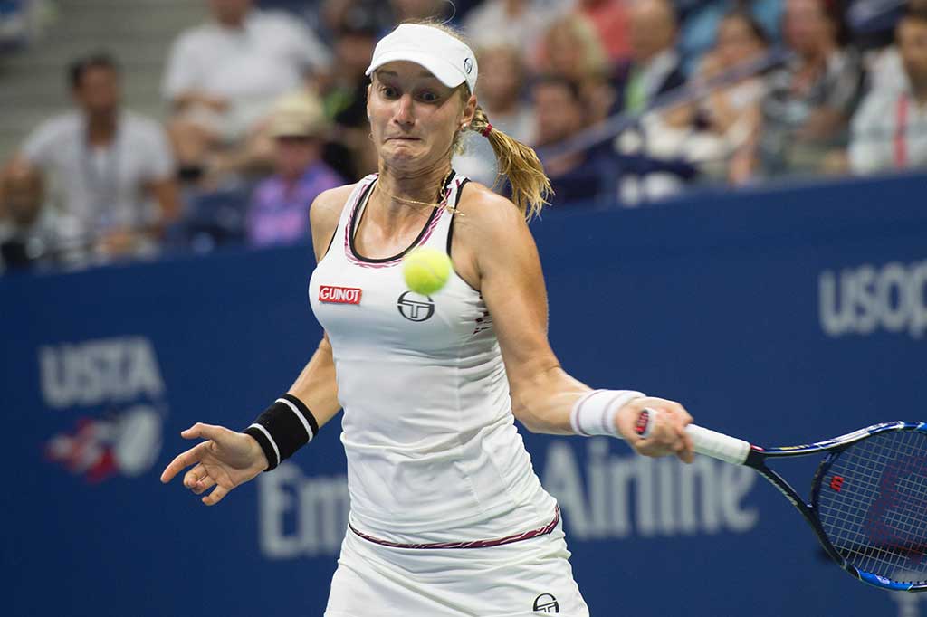 Makarova berusaha mengembalikan bola ke arah Williams.