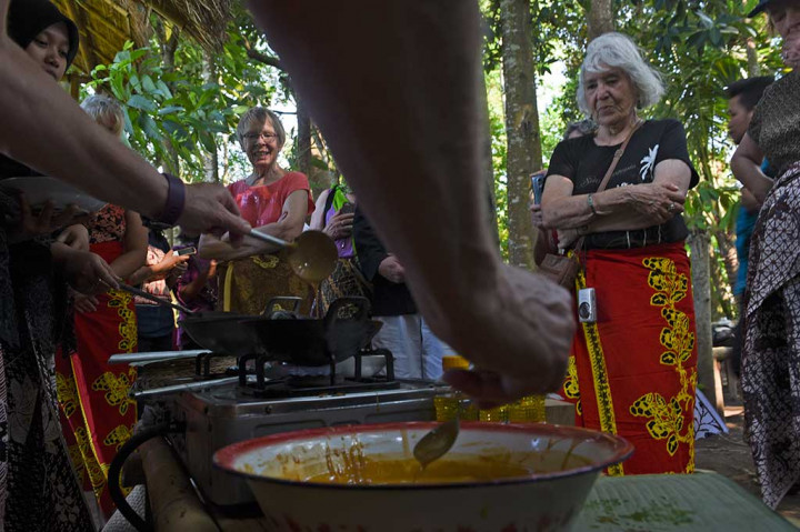 Wisatawan mancanegara mencoba membuat kue kucur khas Suku Osing.
