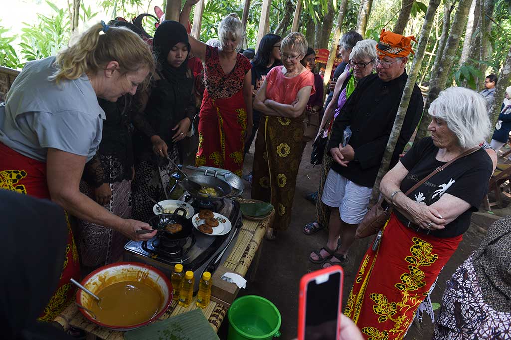 Wisatawan mancanegara mencoba membuat kue kucur khas Suku Osing.