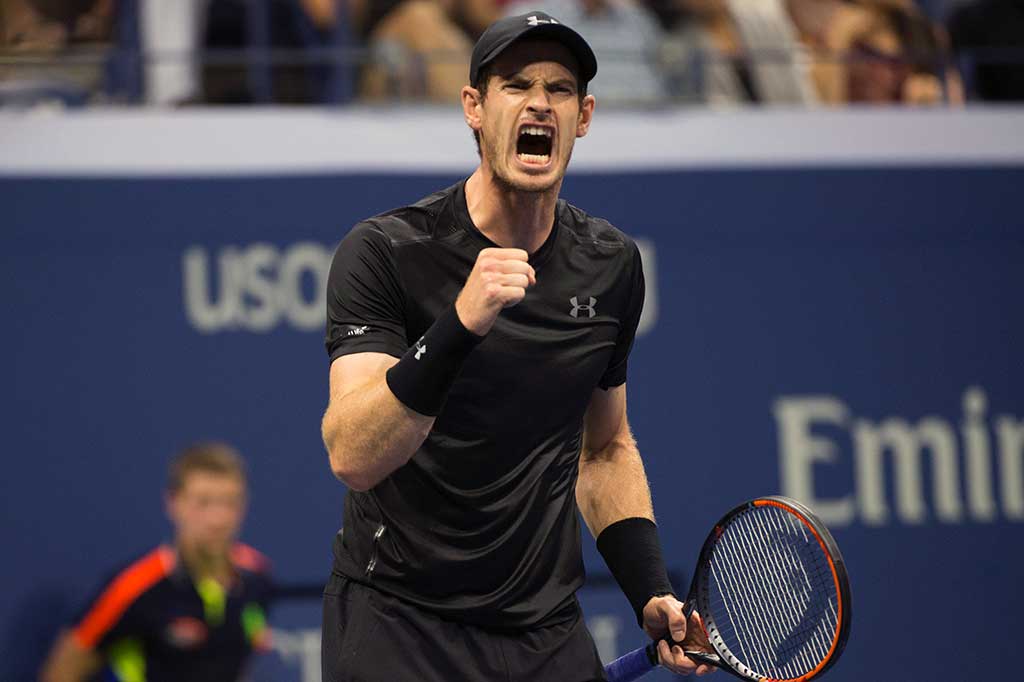 Murray melakukan selebrasi usai menang tiga set langsung atas Rosol.