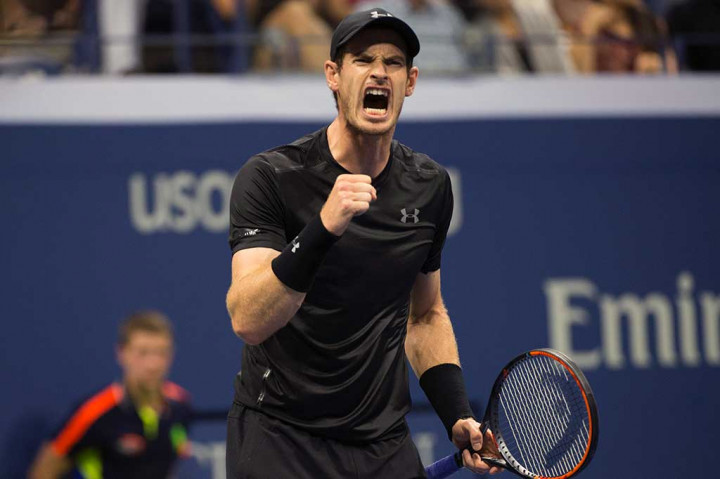Murray melakukan selebrasi usai menang tiga set langsung atas Rosol.