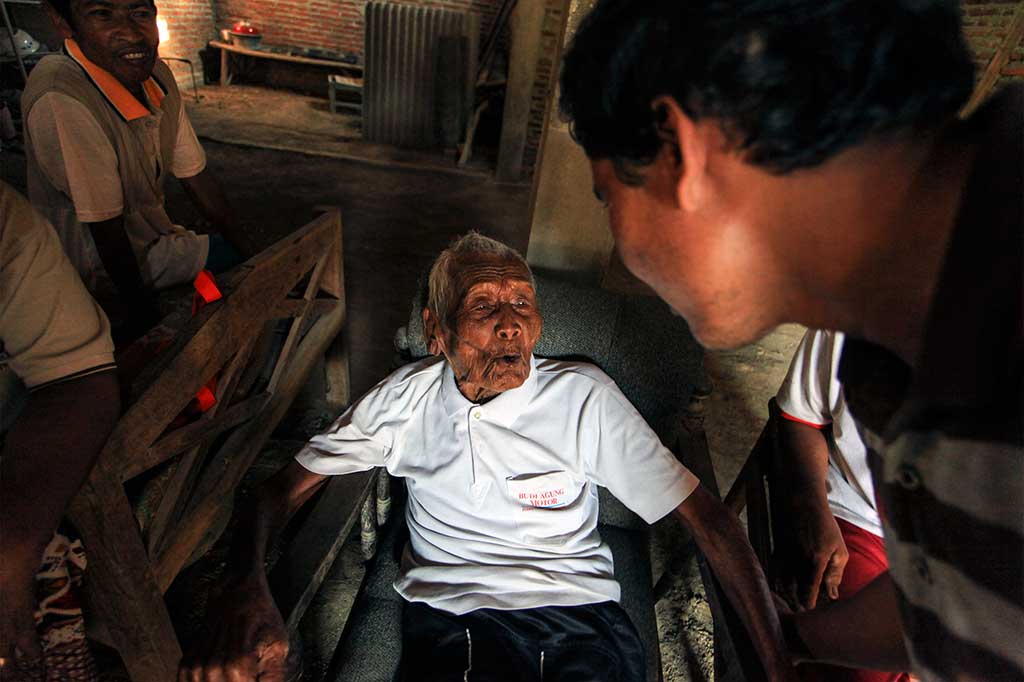 Sodimejo atau akrab disapa Mbah Gotho beraktivitas di rumahnya di Desa Sambungmacan, Sragen, Jawa Tengah, Rabu (31/8/2016).