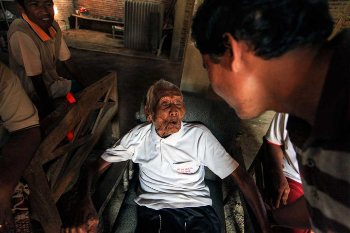 Sodimejo atau akrab disapa Mbah Gotho beraktivitas di rumahnya di Desa Sambungmacan, Sragen, Jawa Tengah, Rabu (31/8/2016).