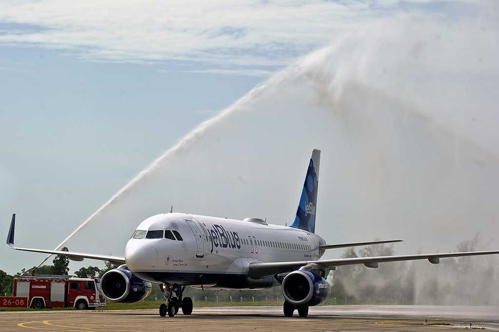 Pesawat komersial Jet Blue 386 mendapatkan semprotan air saat tiba di Santa Clara, Kuba , Rabu (31/8/2016).