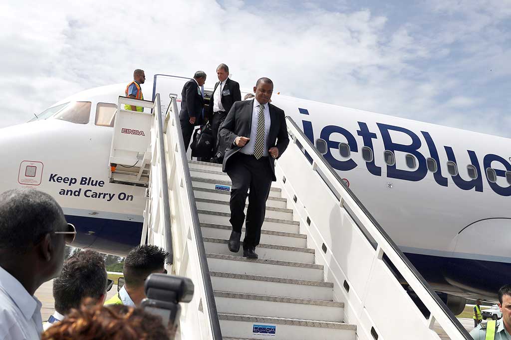 Menteri Transportasi AS Anthony Foxx menuruni tangga pesawat Jet Blue 386.