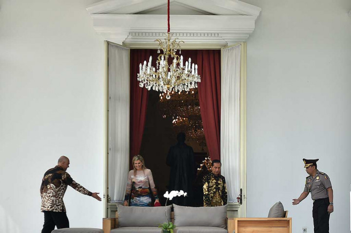 Presiden Jokowi bersama Ratu Kerajaan Belanda Maxima bersiap melakukan pertemuan di halaman belakang Istana Merdeka, Jakarta.
