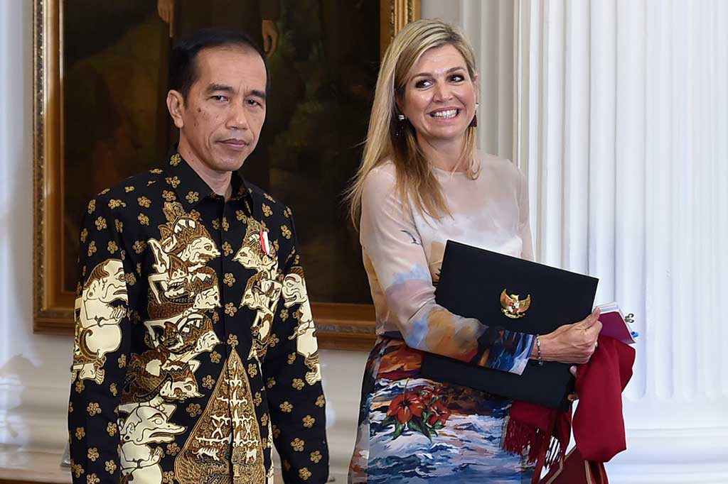 Presiden Jokowi berjalan bersama Ratu Maxima usai melakukan pertemuan.