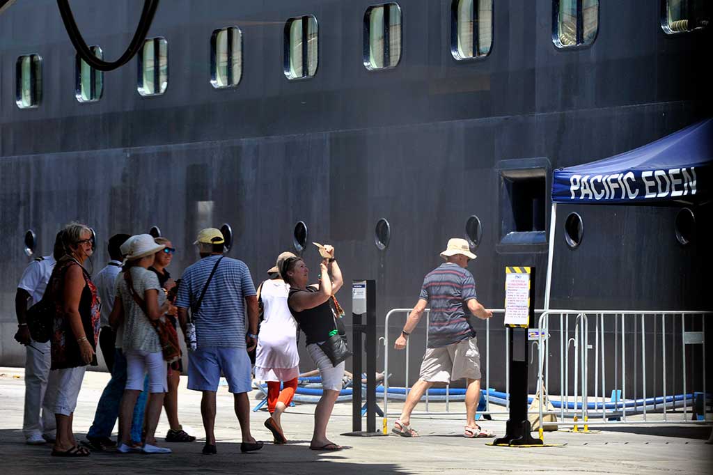 Sejumlah turis naik ke kapal pesiar Pacific Eden saat berlabuh di Pelabuhan Sukarno-Hatta Makassar.