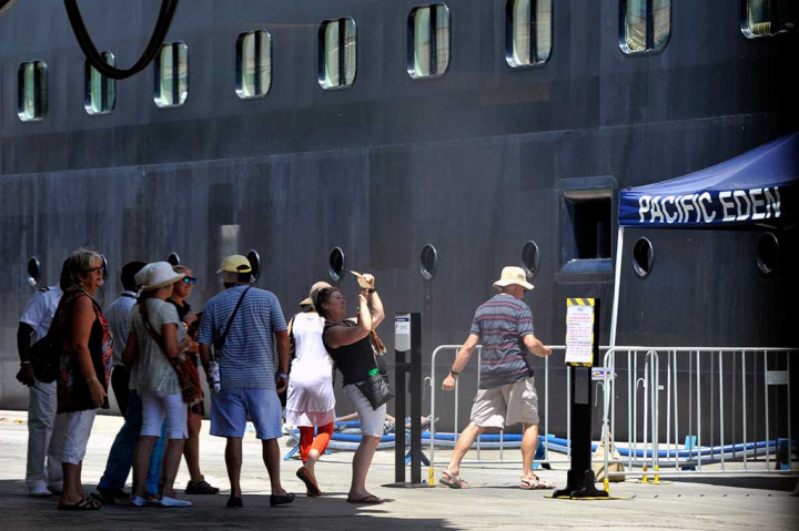 Sejumlah turis naik ke kapal pesiar Pacific Eden saat berlabuh di Pelabuhan Sukarno-Hatta Makassar.