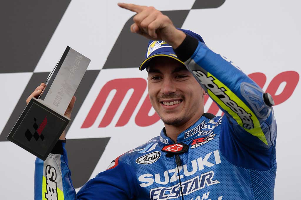 Selebrasi Maverick Vinales setelah menerima trofi usai menjuarai MotoGP Inggris. 