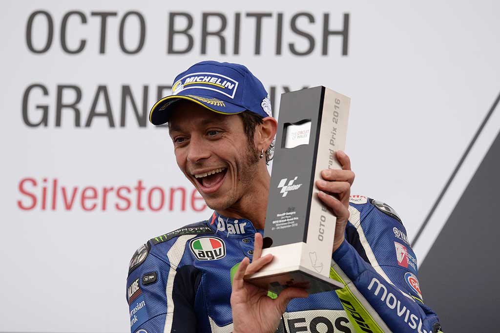 Sementara Valentino Rossi, yang memacu Yamaha, melengkapi panggung juara.