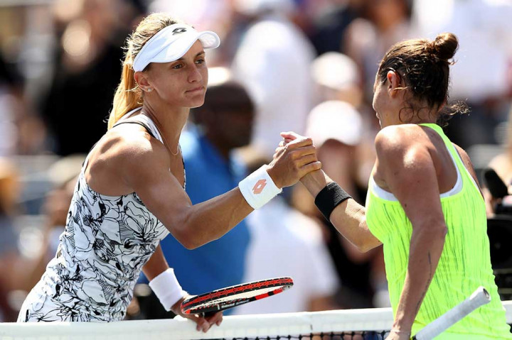 Vinci berjabat tangan dengan Tsurenko.