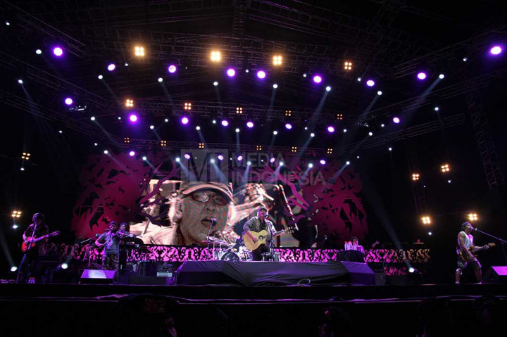 Iwan Fals beraksi di atas panggung di hadapan ribuan penggemarnya yang biasa disebut OI alias Orang Indonesia.